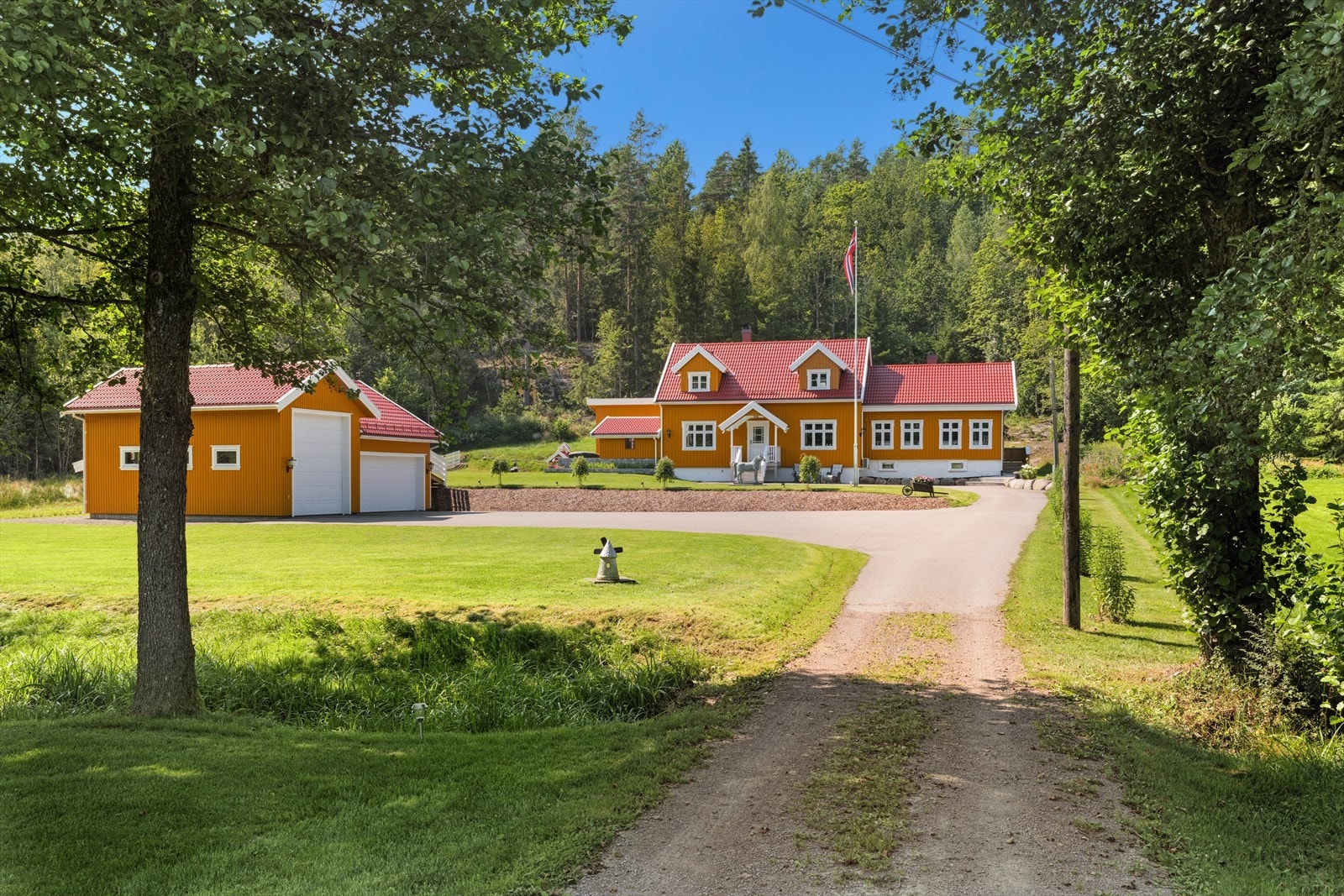 Denne innbydende og velstelte eiendommen ligger i fredelige og landlige omgivelser. Galleribilde