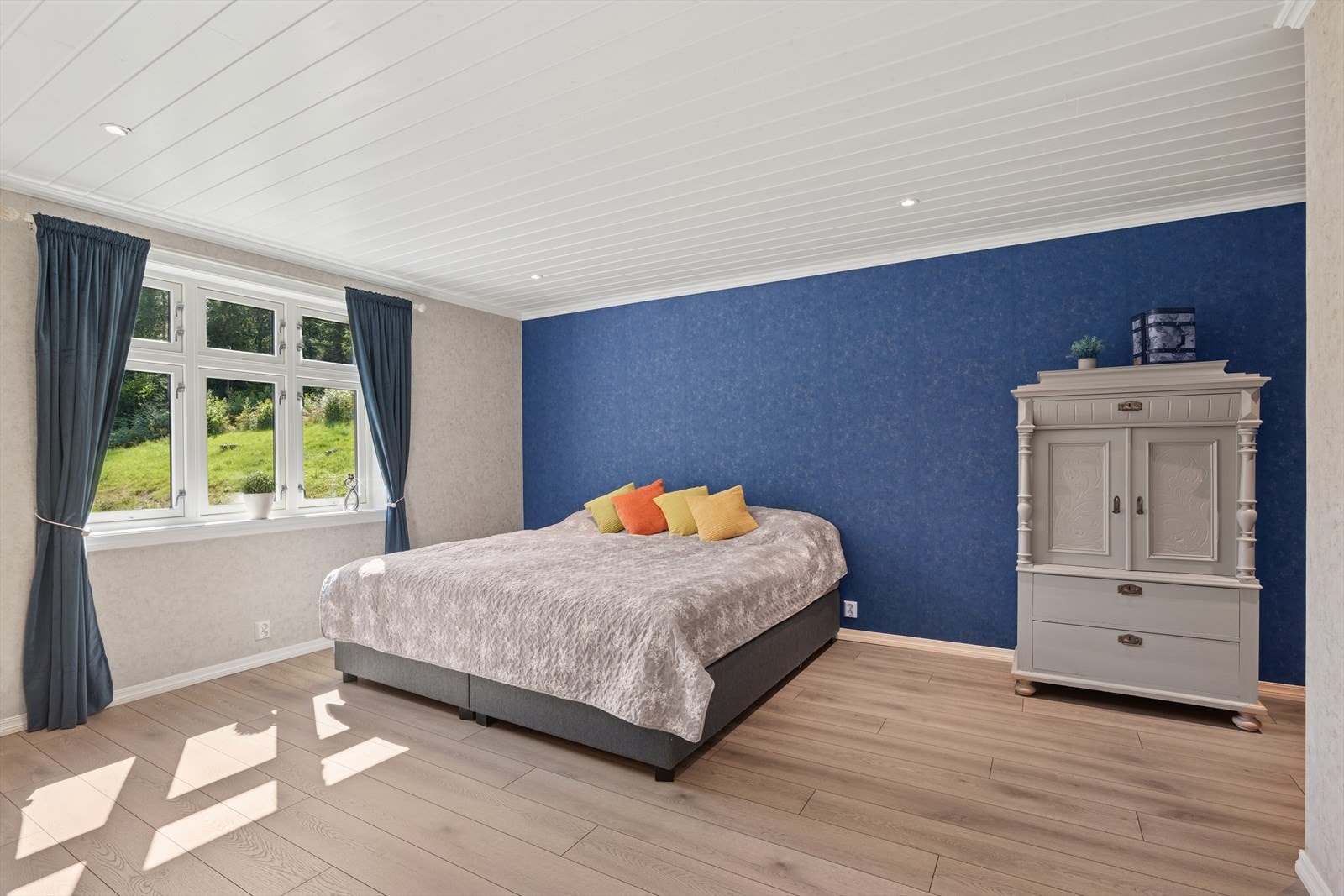 Stort og flott soverom, med stor garderobeløsning. Galleribilde