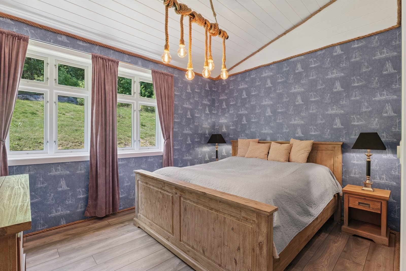 Dette er det andre soverommet i 1. etasje, også dette med garderoberom/løsning. Galleribilde