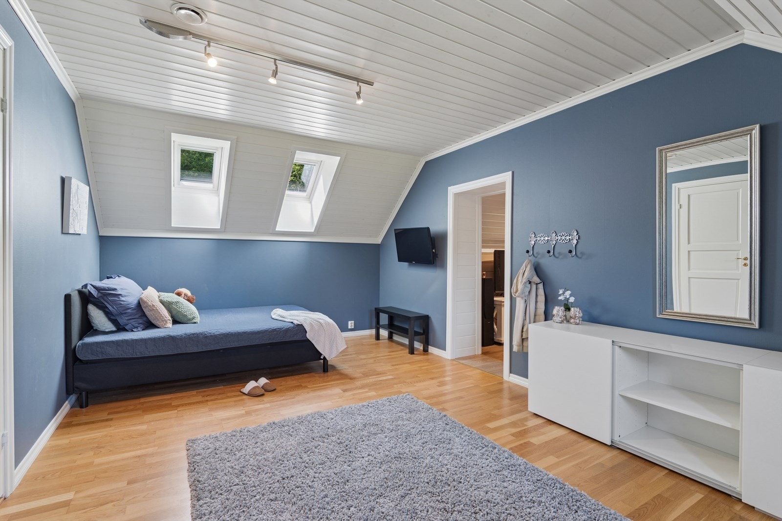 Dette store soverommet ligger i 2. etasje, med innenforliggende loftstue - ideelt for ungdommen. Galleribilde