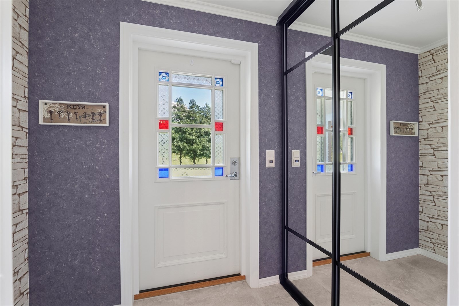 Velkommen inn - fra gjeste-/bi inngangen. Også her er det en praktisk skyvedørsgarderobe. Galleribilde