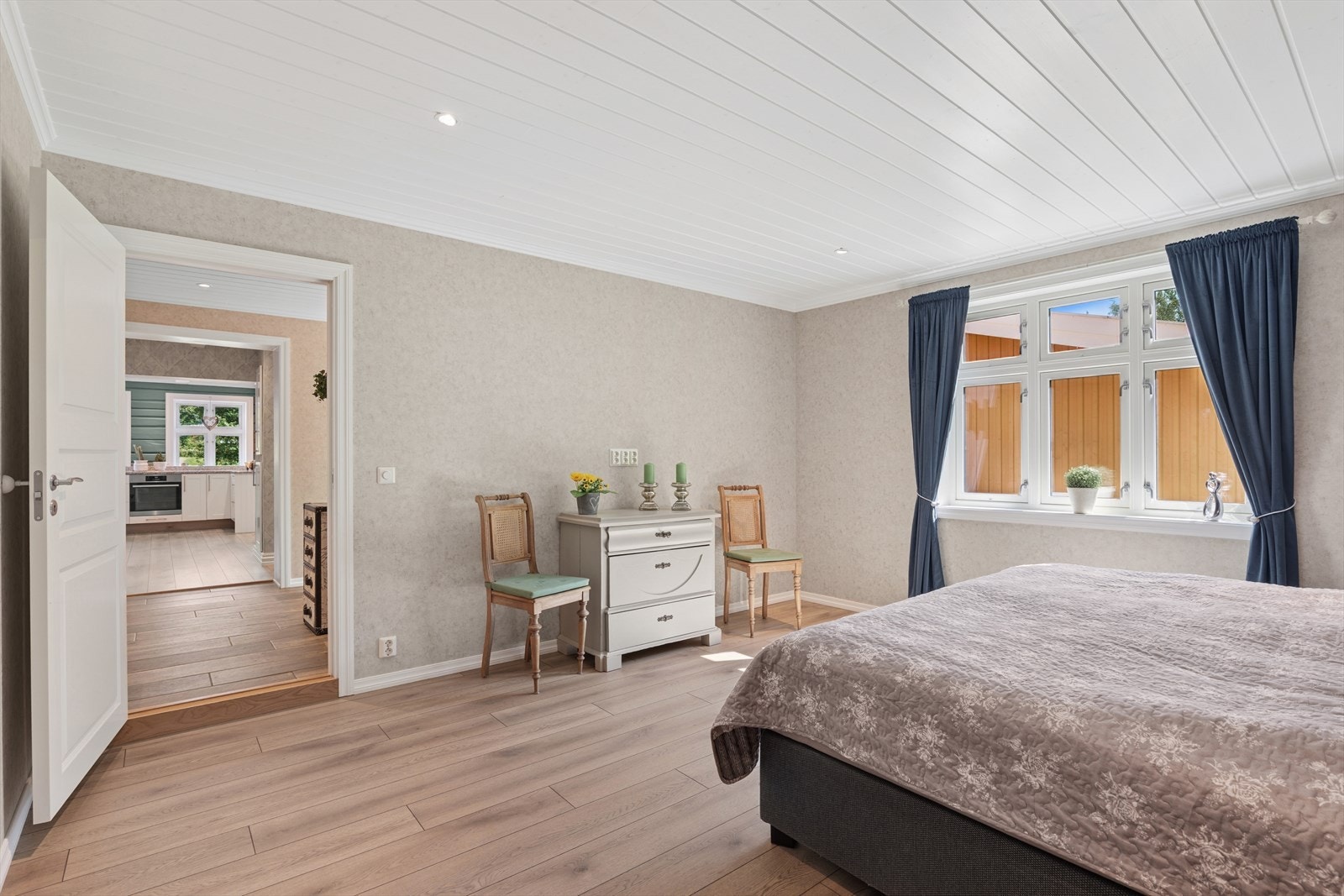 Det er totalt 5 soverom i boligen, hvorav to av soverommene er i 1. etasje. Galleribilde