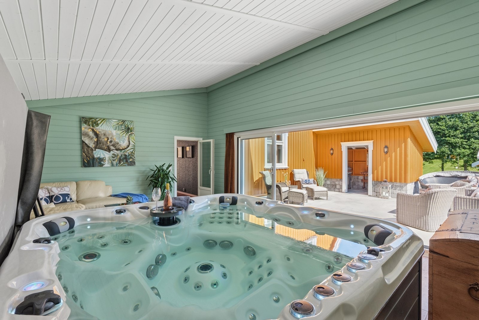 Hagestuen har praktiske skyvedører, slik at du enkelt kan sitte under tak og nyte utefølelsen. Galleribilde