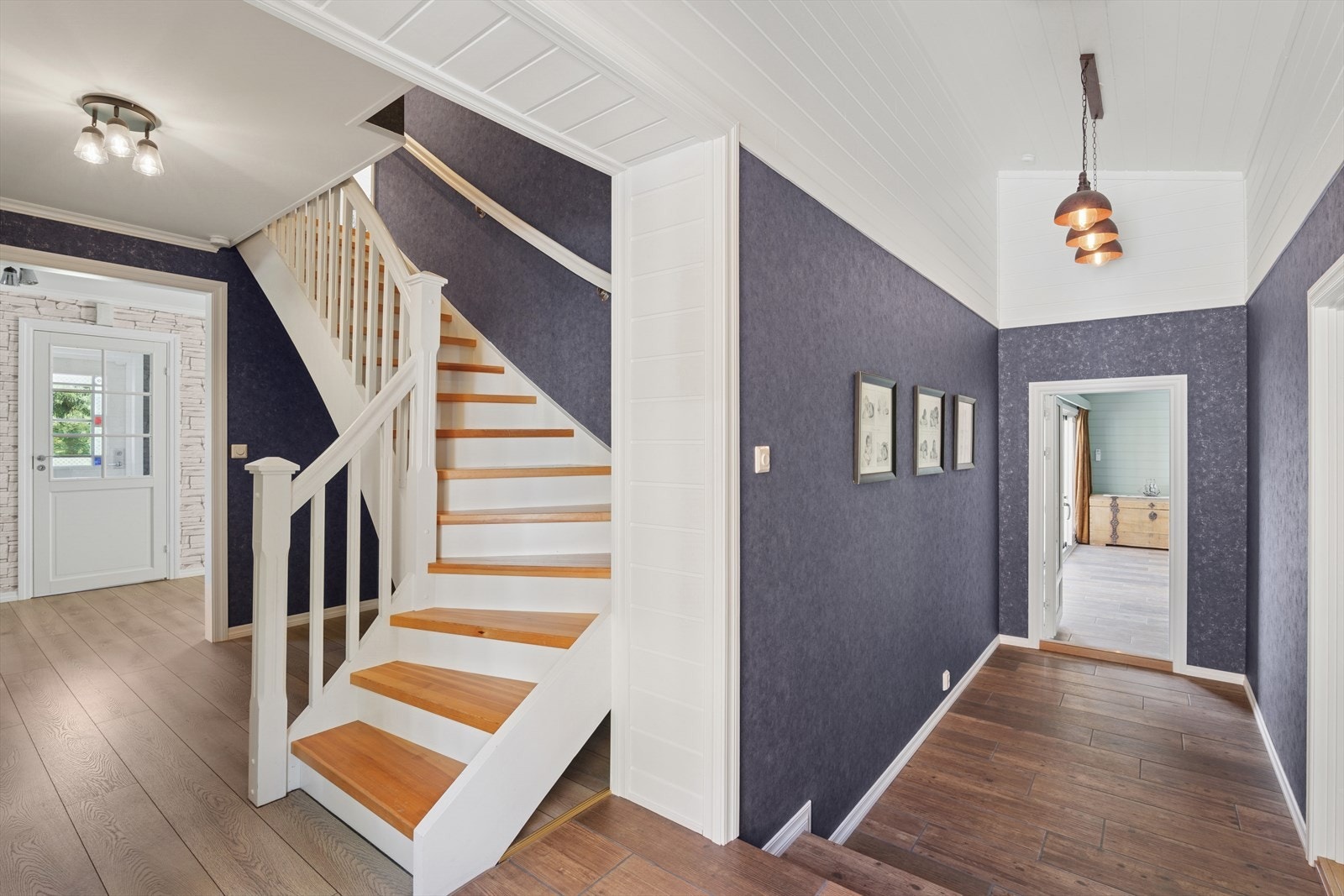 Dette er hovedadkomsten til 2. etasje, og fra dette gangarealet er det også adkomst til den flotte hagestuen. Galleribilde