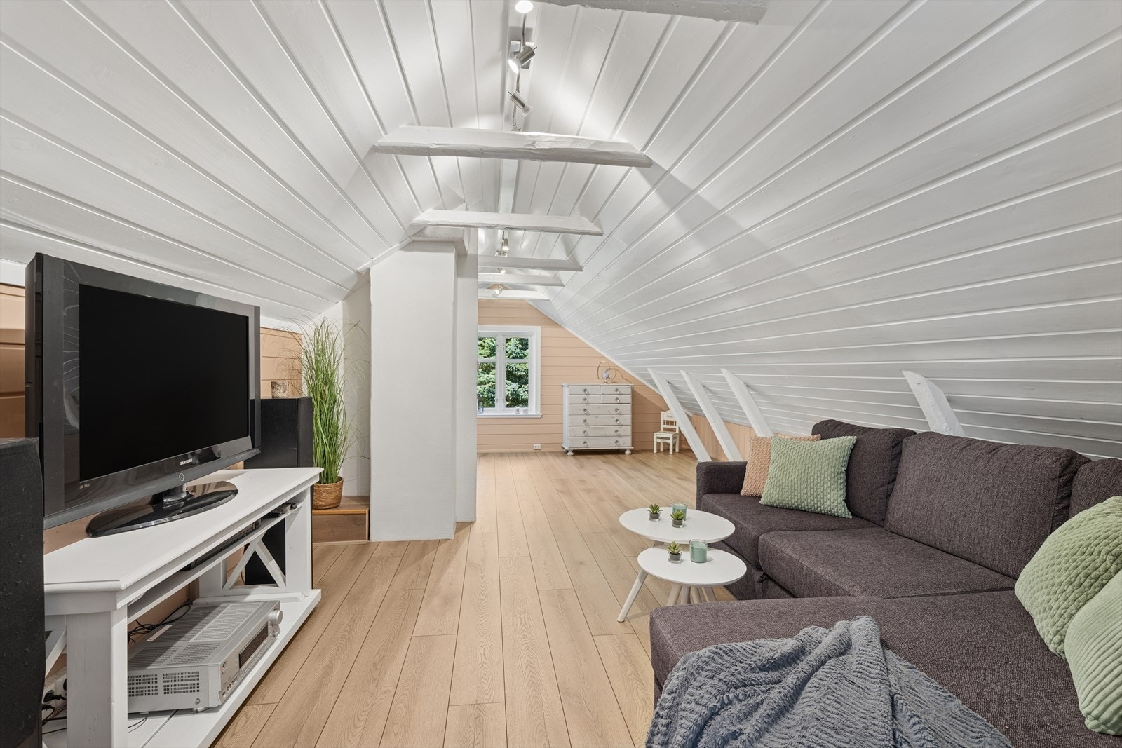 Hyggelig loftstue som passer perfekt for barna/ungdommen i familien, eller om man ønsker å trekke seg litt tilbake. Galleribilde