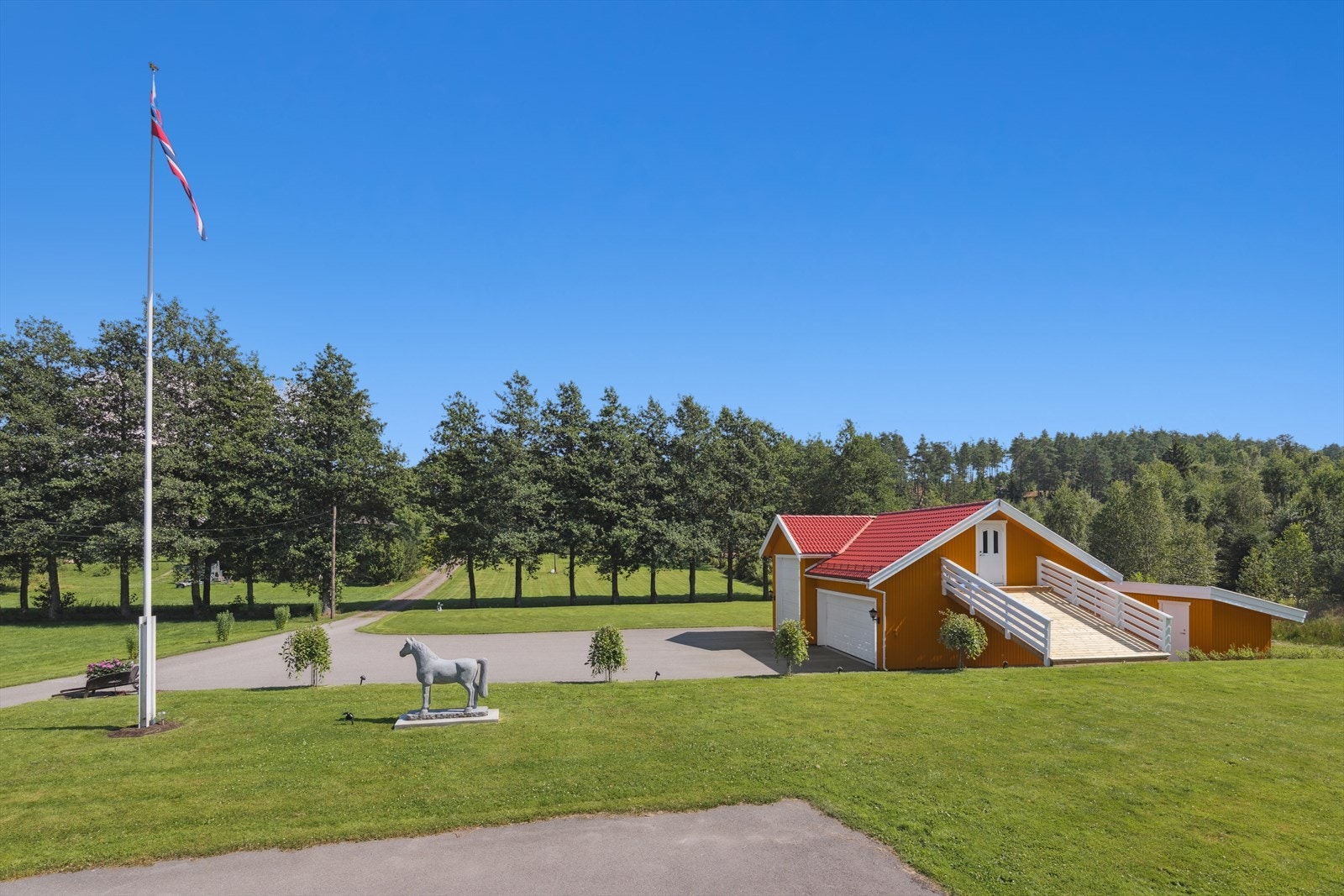 På eiendommen finner du også en stor garasje, med stort loft som er ideelt til lagring. Galleribilde