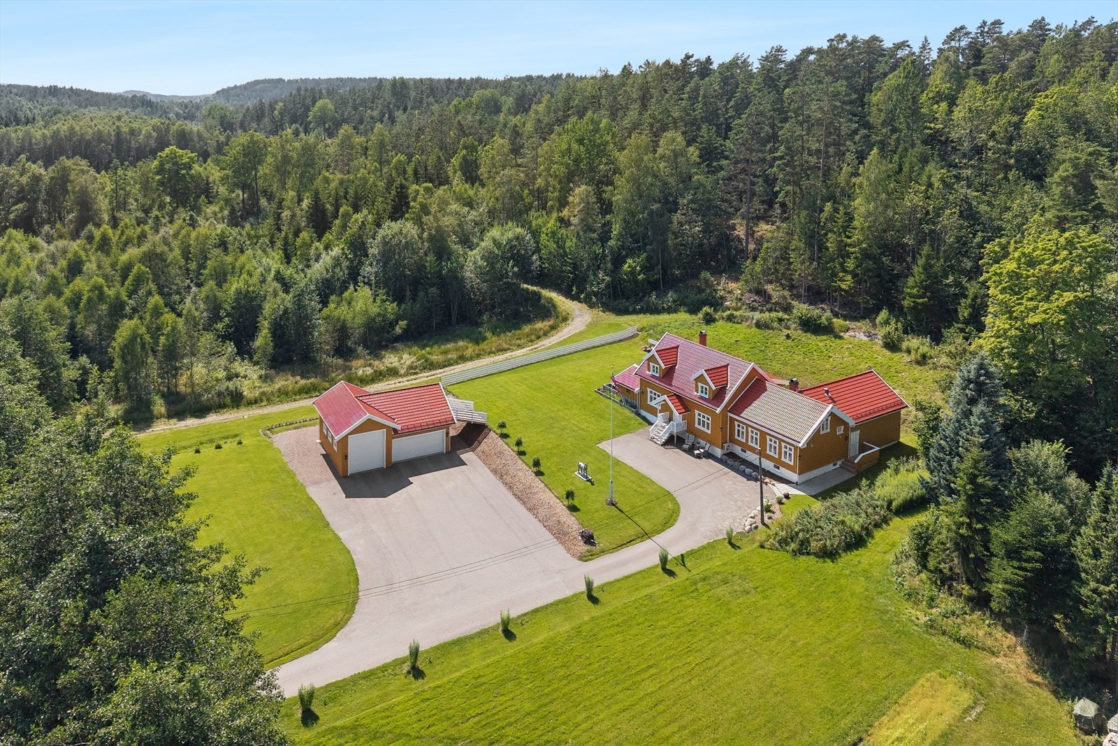Eiendommen har en sentral beliggenhet i et etablert boligområde med spredt boligbebyggelse - med skog og jordarealer som nærmeste eiendom. Galleribilde