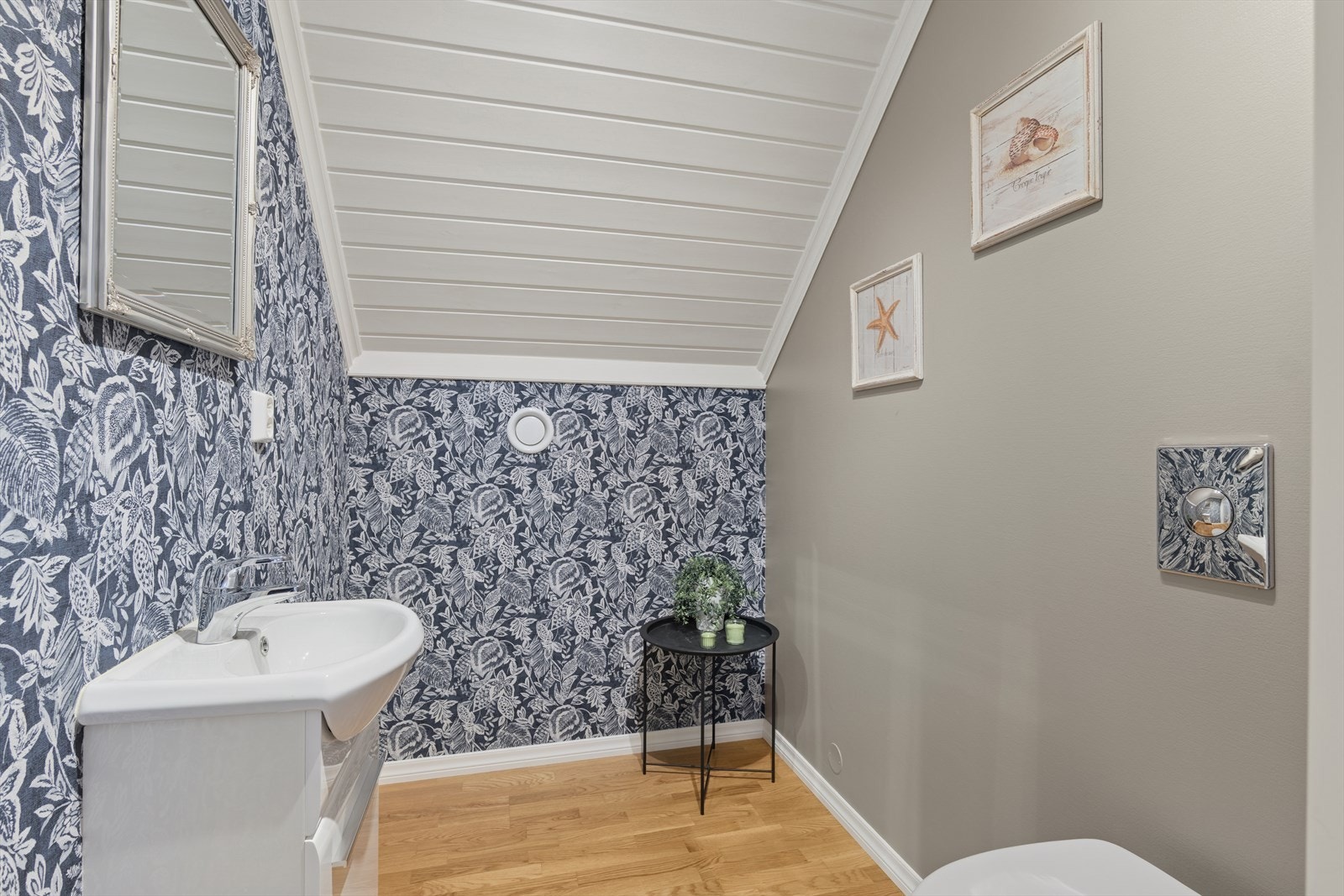 I 2. etasje finnes et praktisk toalettrom. Galleribilde