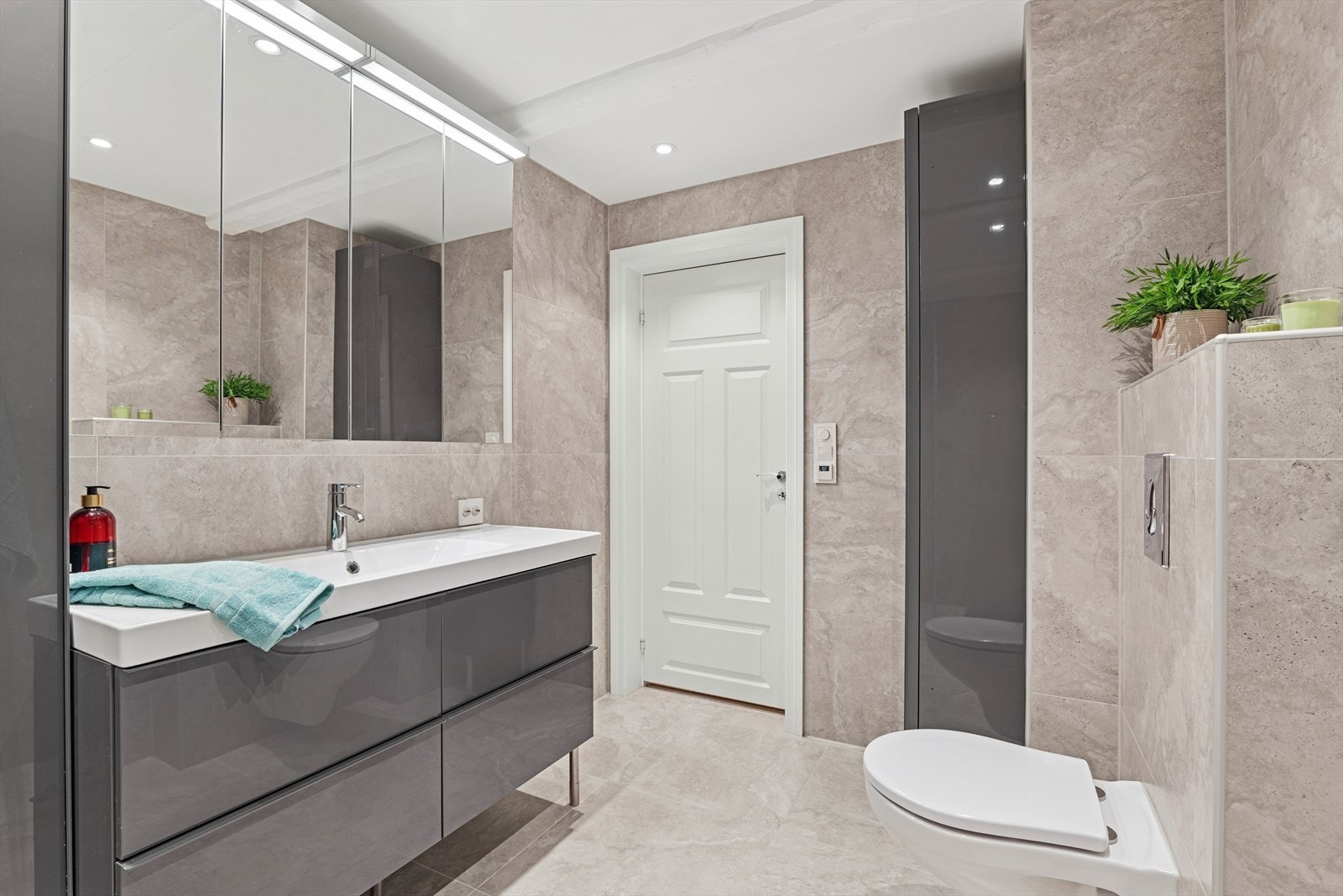 Delikat og lekkert bad, med fliselagt gulv og vegger, med gulvvarme. Galleribilde