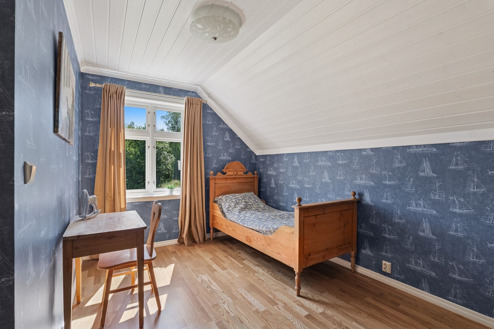 Soverom nr. 4 og 5 er noe mindre enn de tre andre, men minst like hyggelige og sjarmerende. Supre som barnerom og/eller gjesterom. Galleribilde