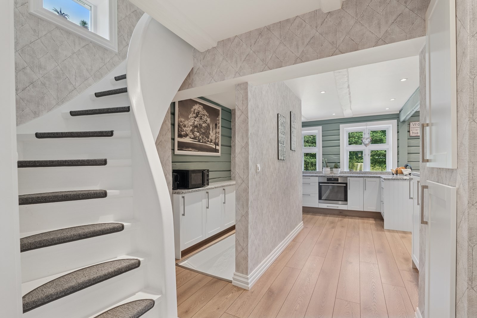 Deler av kjøkkenet ligger i den opprinnelige delen, med vakre og sjarmerende tømmervegger. Galleribilde