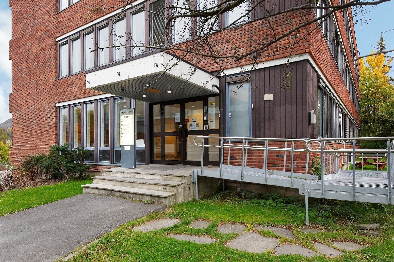 Rullestolrampe til inngangsparti Galleribilde