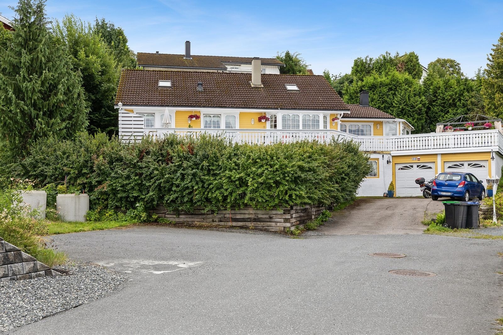 Hybelen ligger i underetasjen av hovedbolig Galleribilde