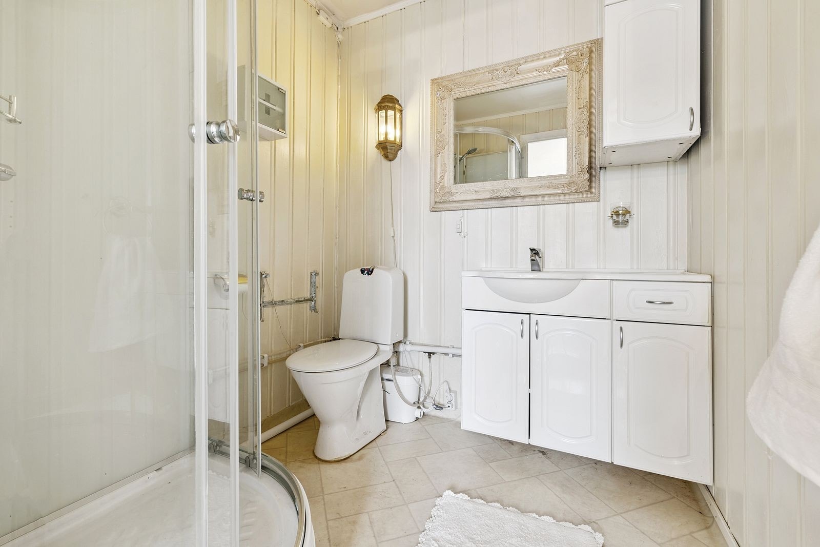 Badet er innredet med toalett, dusjnisje og servant på innredning Galleribilde