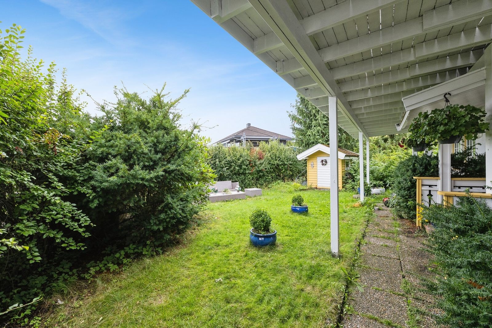 Her har man mulighet til å sitte ute i skjermet hage Galleribilde