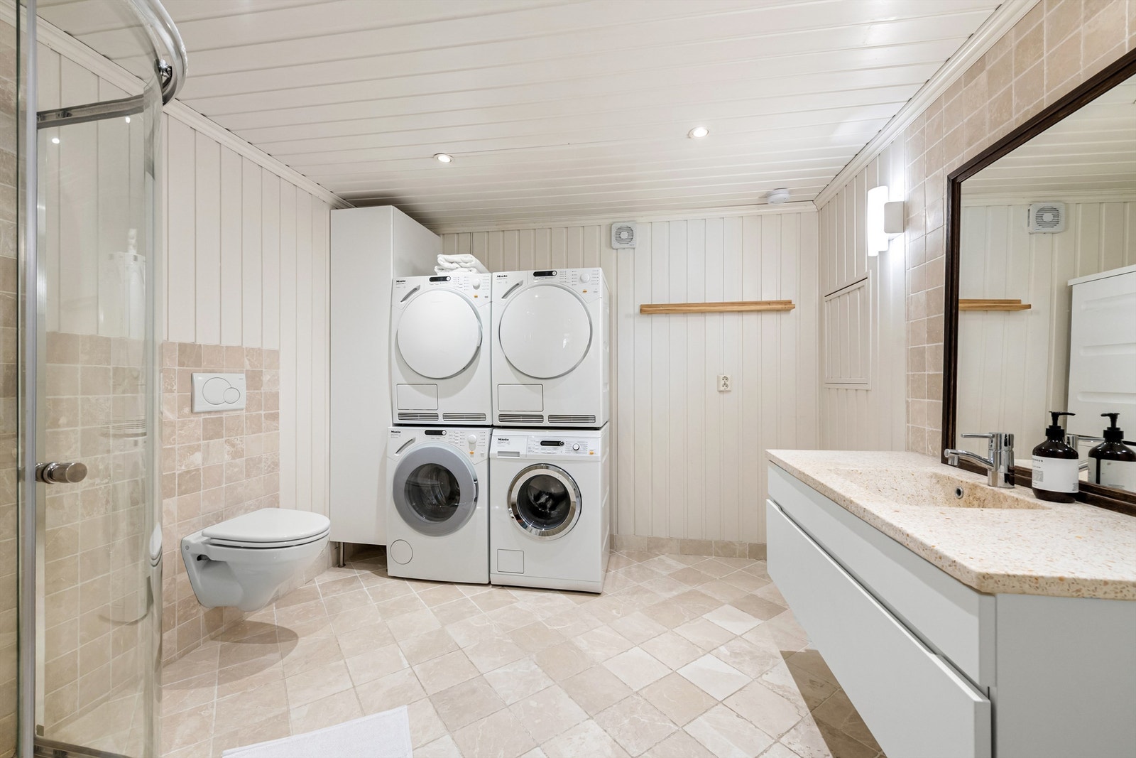 Badet er nybygget i 2010 med flislagt gulv med gulvvarme, dels flislagte vegger og dels malt panel. Malt panel i himling. Galleribilde