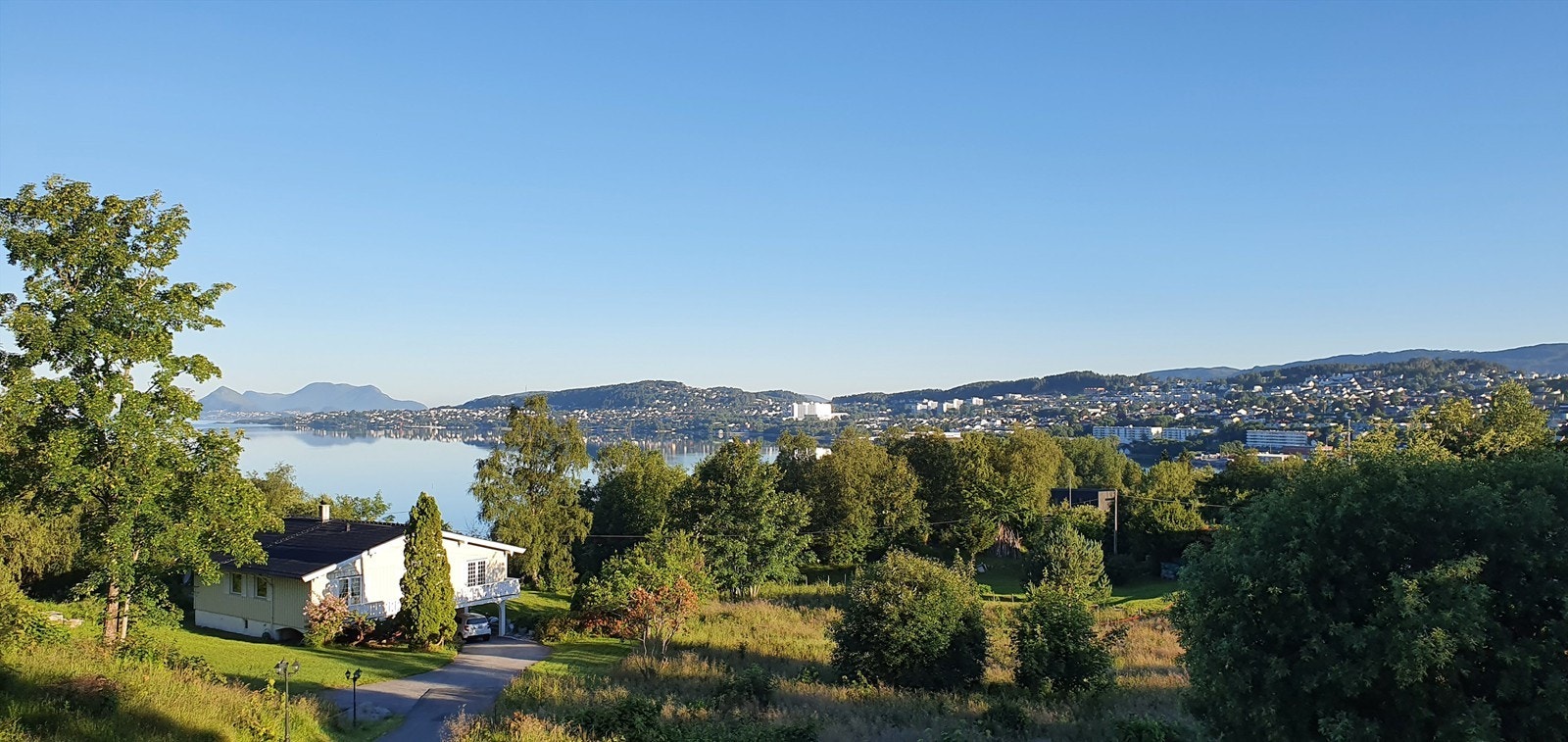 Flott utsikt vestover mot Borgundfjorden - bilde tatt av selger Galleribilde