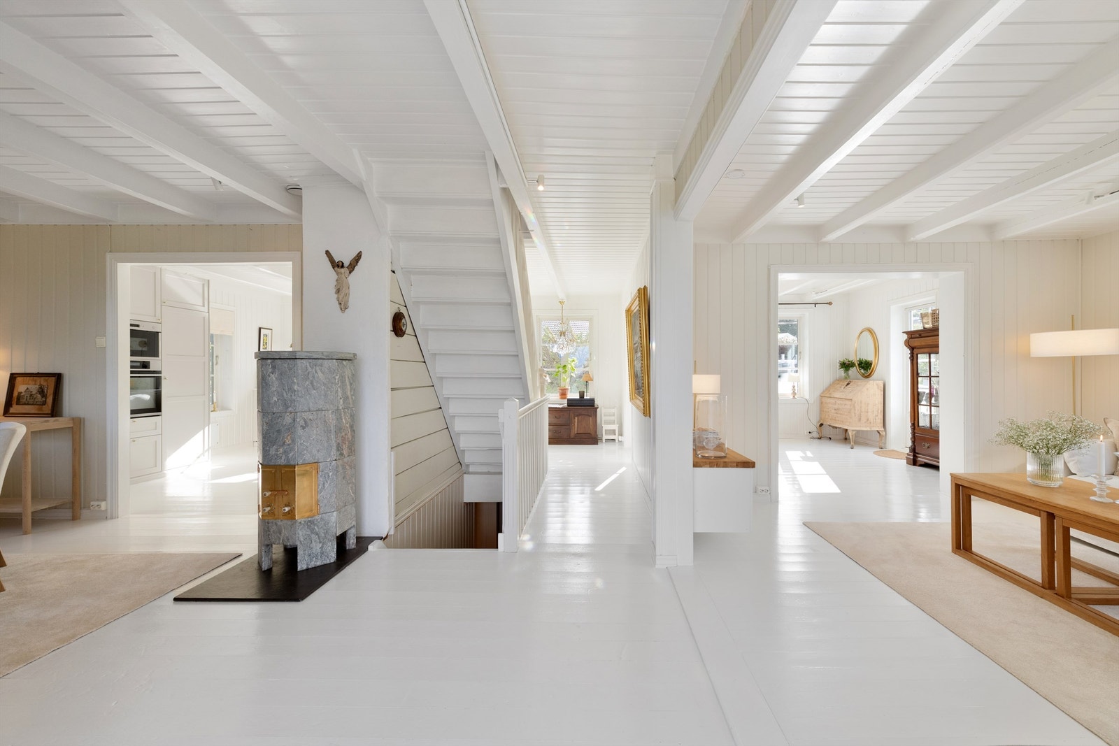 Trapperom i midten - 2 stuer til høyre og spisestue og kjøkken til venstre - åpen men likevel skjermet løsning Galleribilde