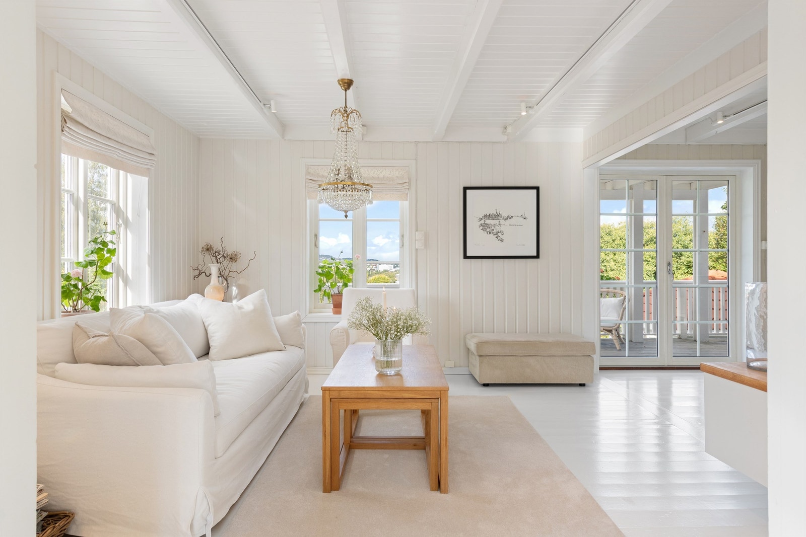 Fra stuen er det utgang til overbygd veranda mot vest Galleribilde