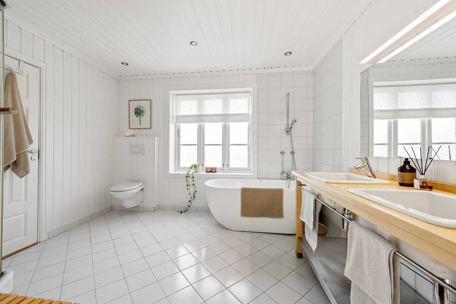 Stort og romslig bad i 2. etasje Galleribilde