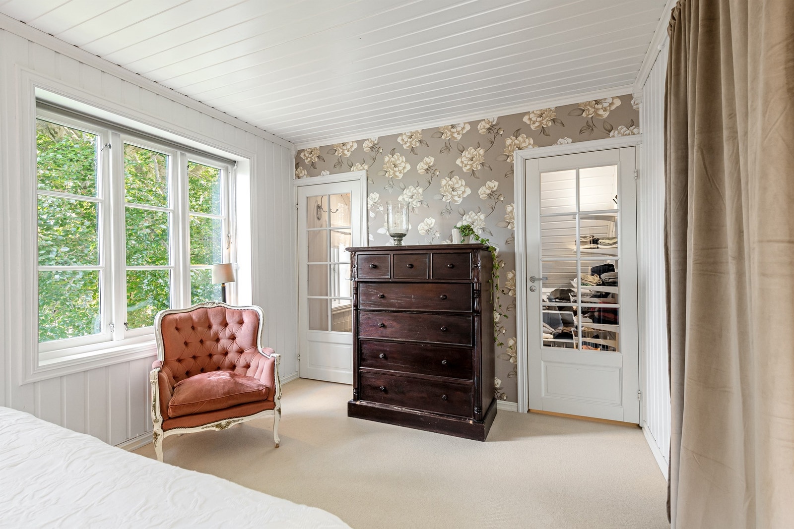 Tilkomst fra hovedsoverom til garderoberom via 2 glassdører Galleribilde