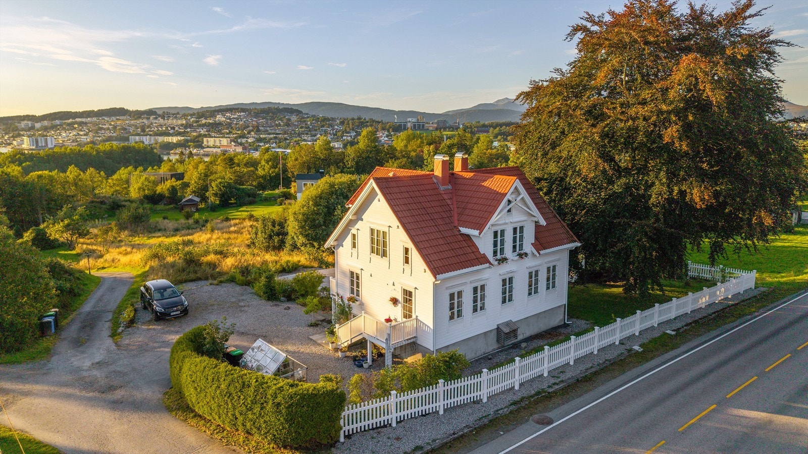 Dronebilde av eiendommen tatt fra sydøst Galleribilde