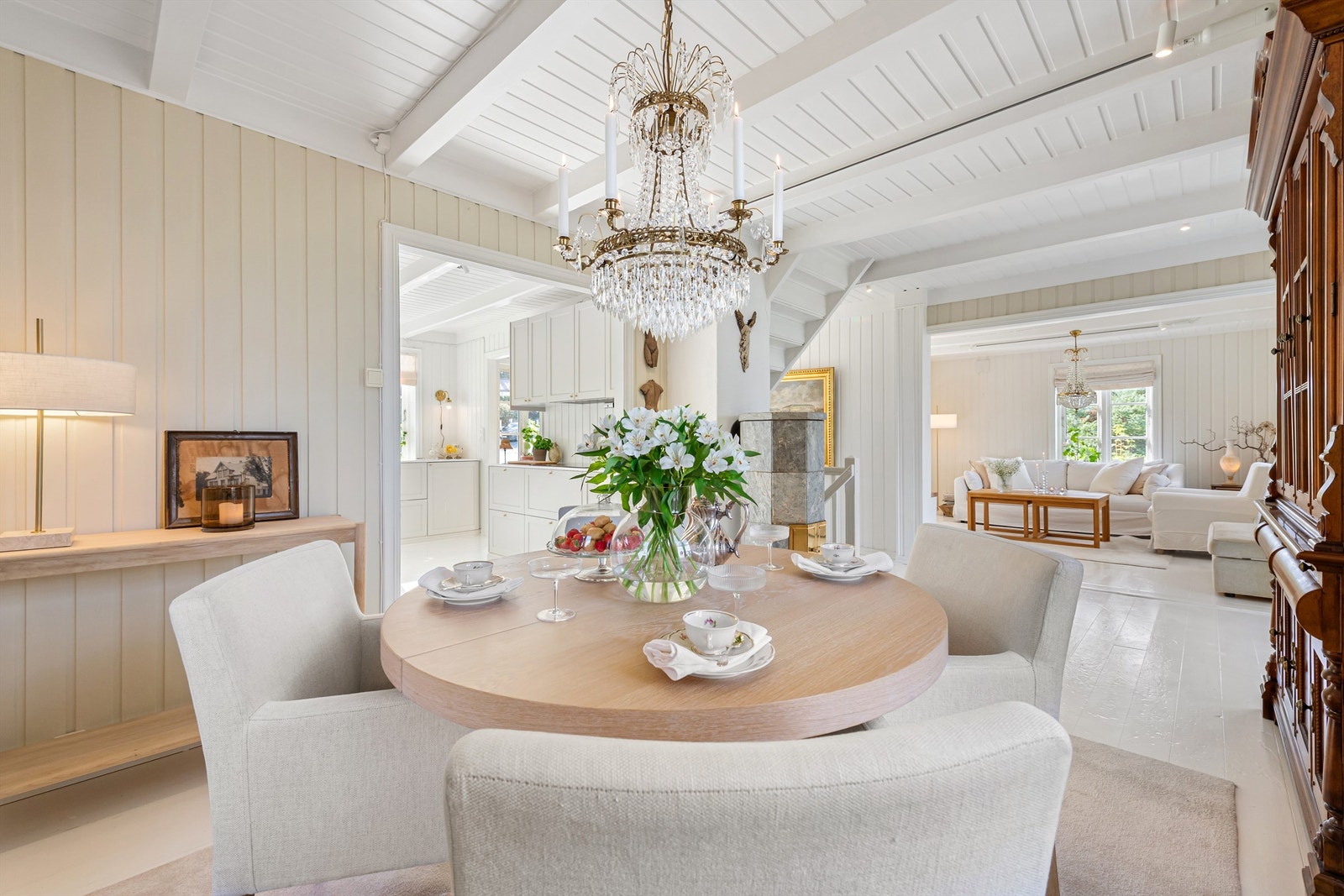 Koselig og herskaplig spisestue med god plass til hyggelig samvære og gode måltider Galleribilde