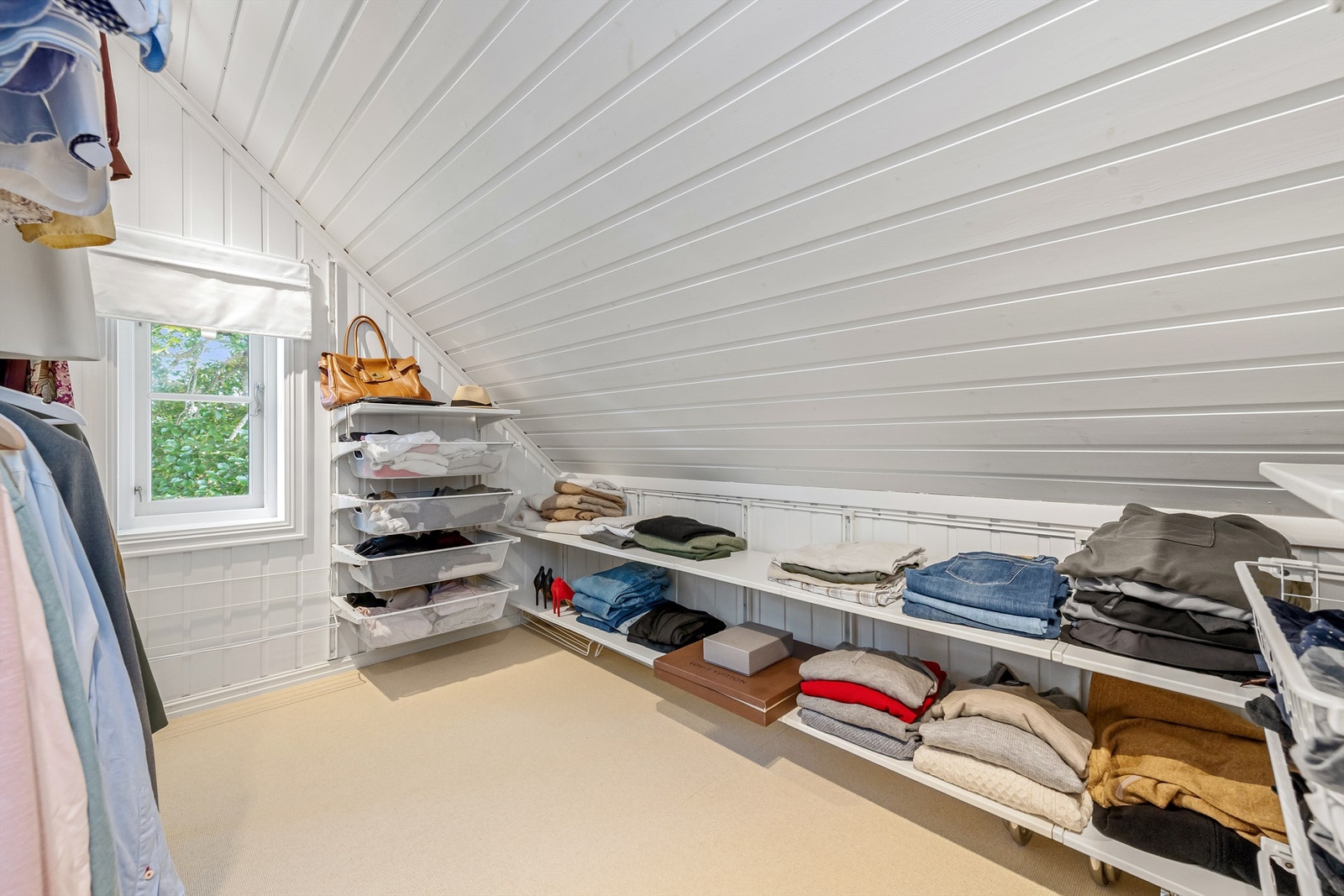 Garderoberom i tilknytning til hovedsoverom Galleribilde