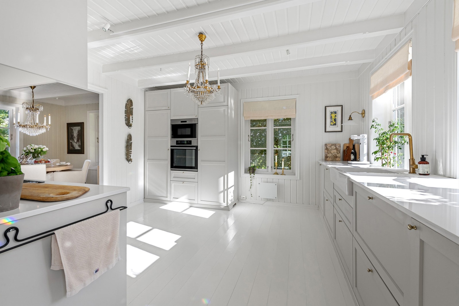 Stor og romslig kjøkken med god skapplass og gode arbeidsplater Galleribilde