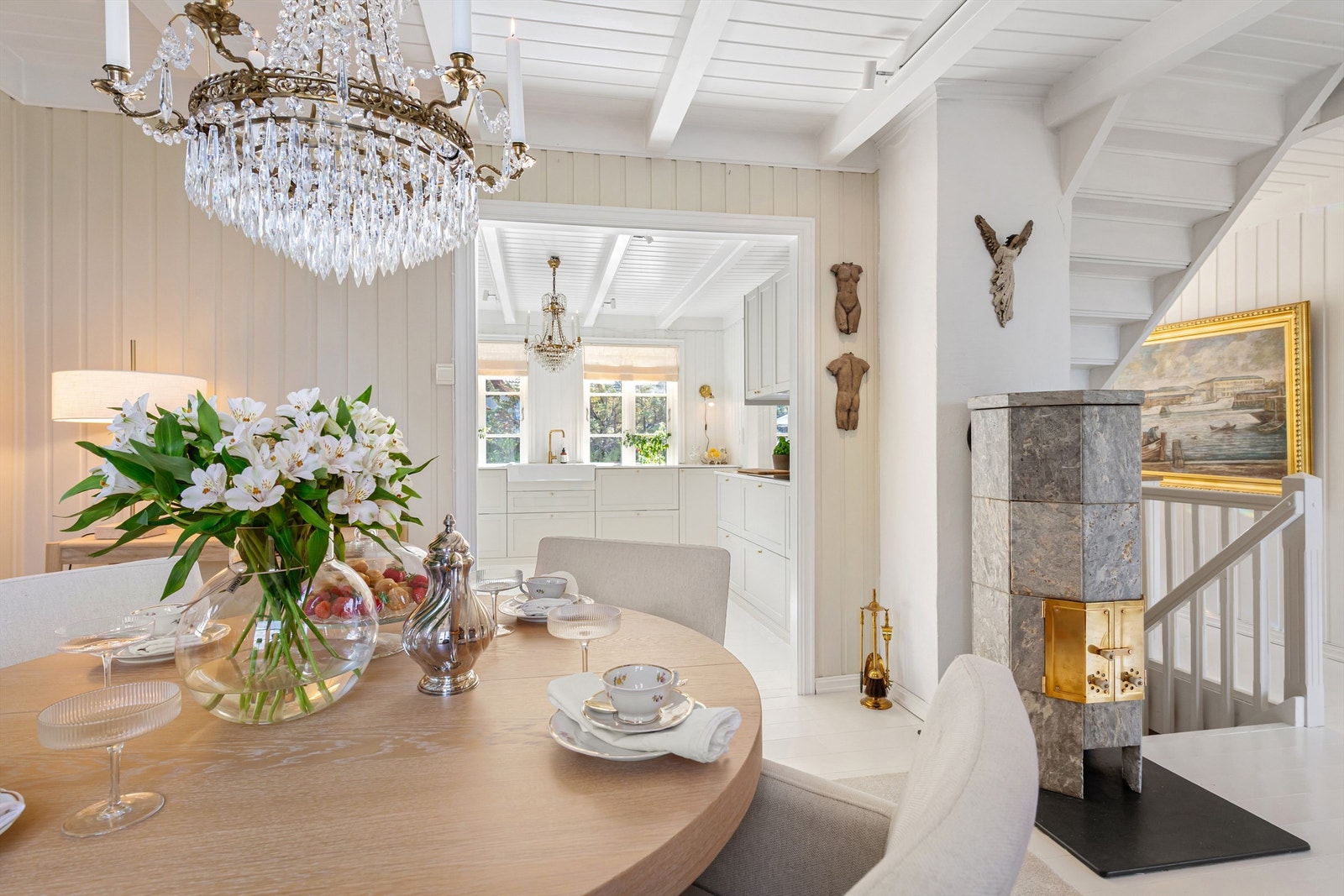 Fra spisestue mot kjøkken Galleribilde