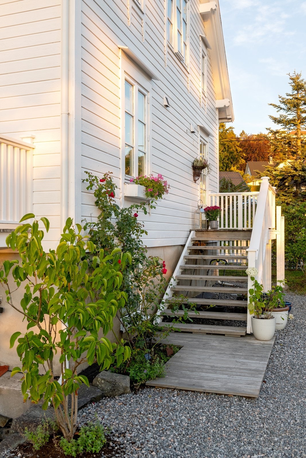 Fasade mot syd med trapp fra stue til terreng Galleribilde