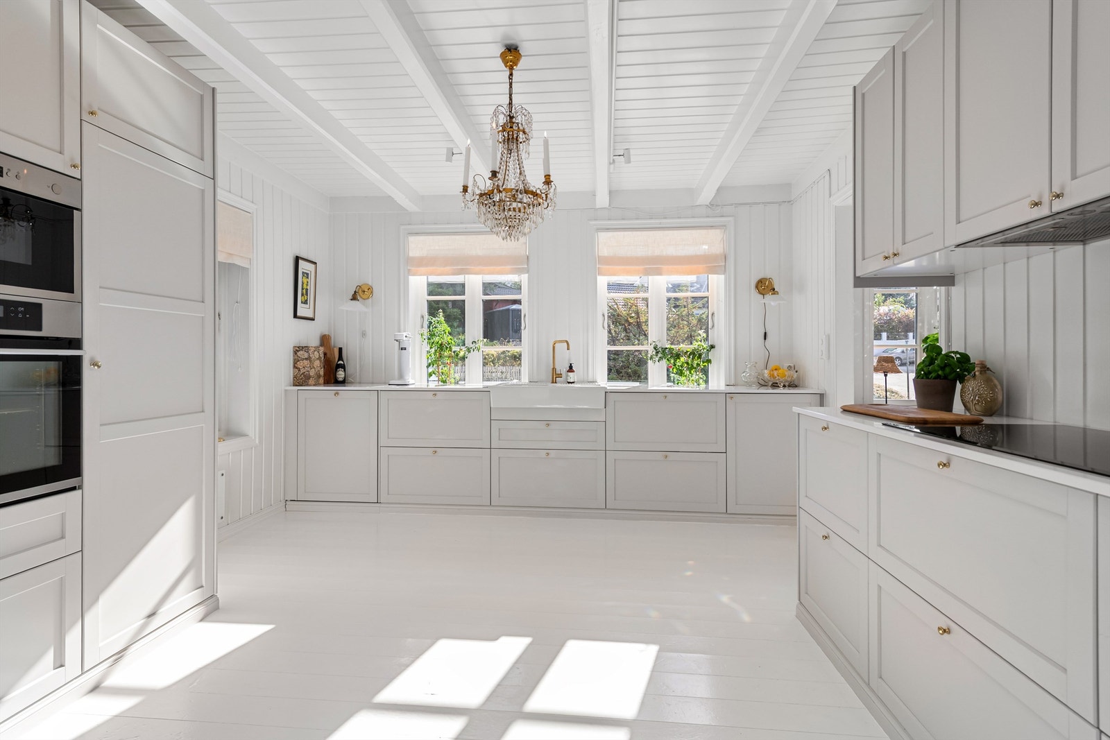 Kjøkkeninnredning fra 2023 fra Ikea (Lerhyttan trefronter) med hvitmalte trefronter og kompositt benkeplate. Galleribilde