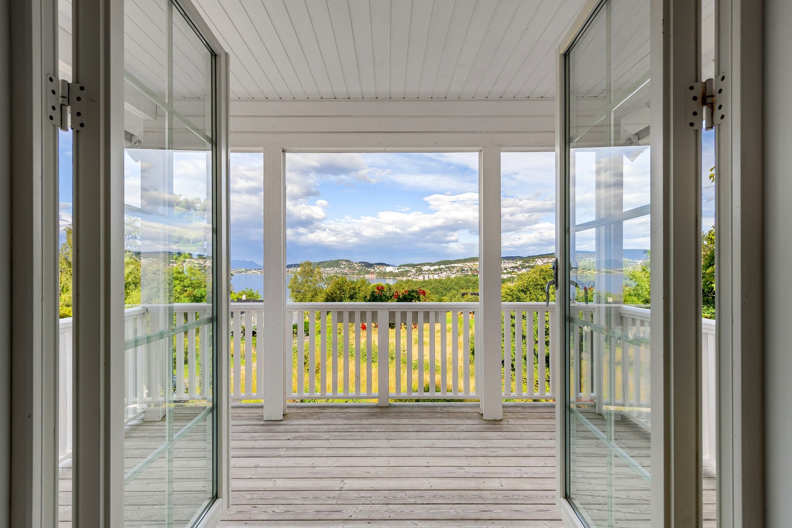 Det er dobbel balkongdør ut i fra stue til overbygd veranda Galleribilde
