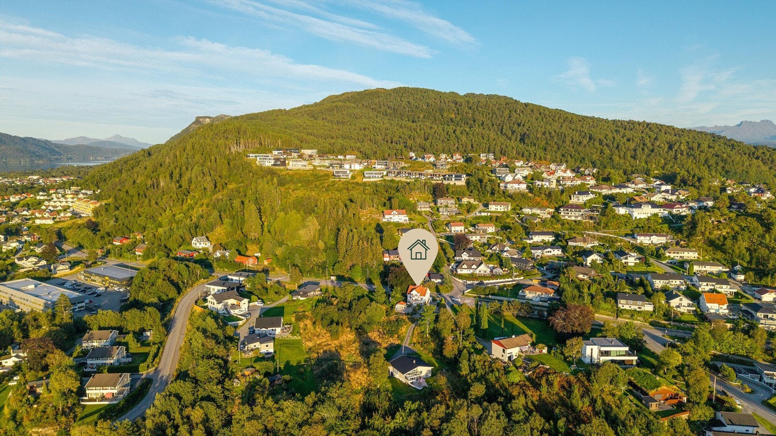 Dronebilde tatt fra vest mot øst med Emblemsfjellet i bakgrunnen Galleribilde