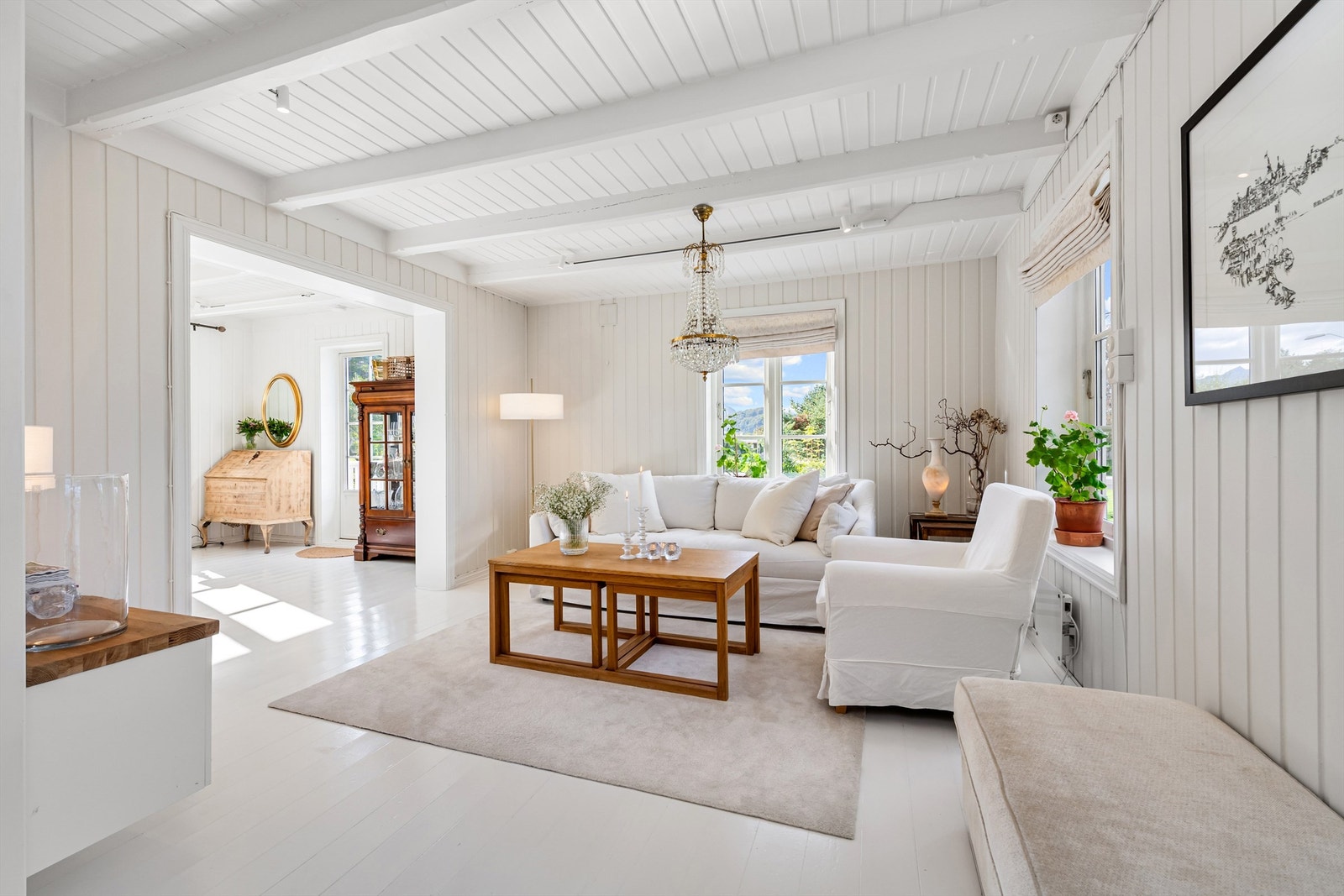 Det er åpen men likevel skjermet løsning mellom stue, spisestue og kjøkken. Galleribilde