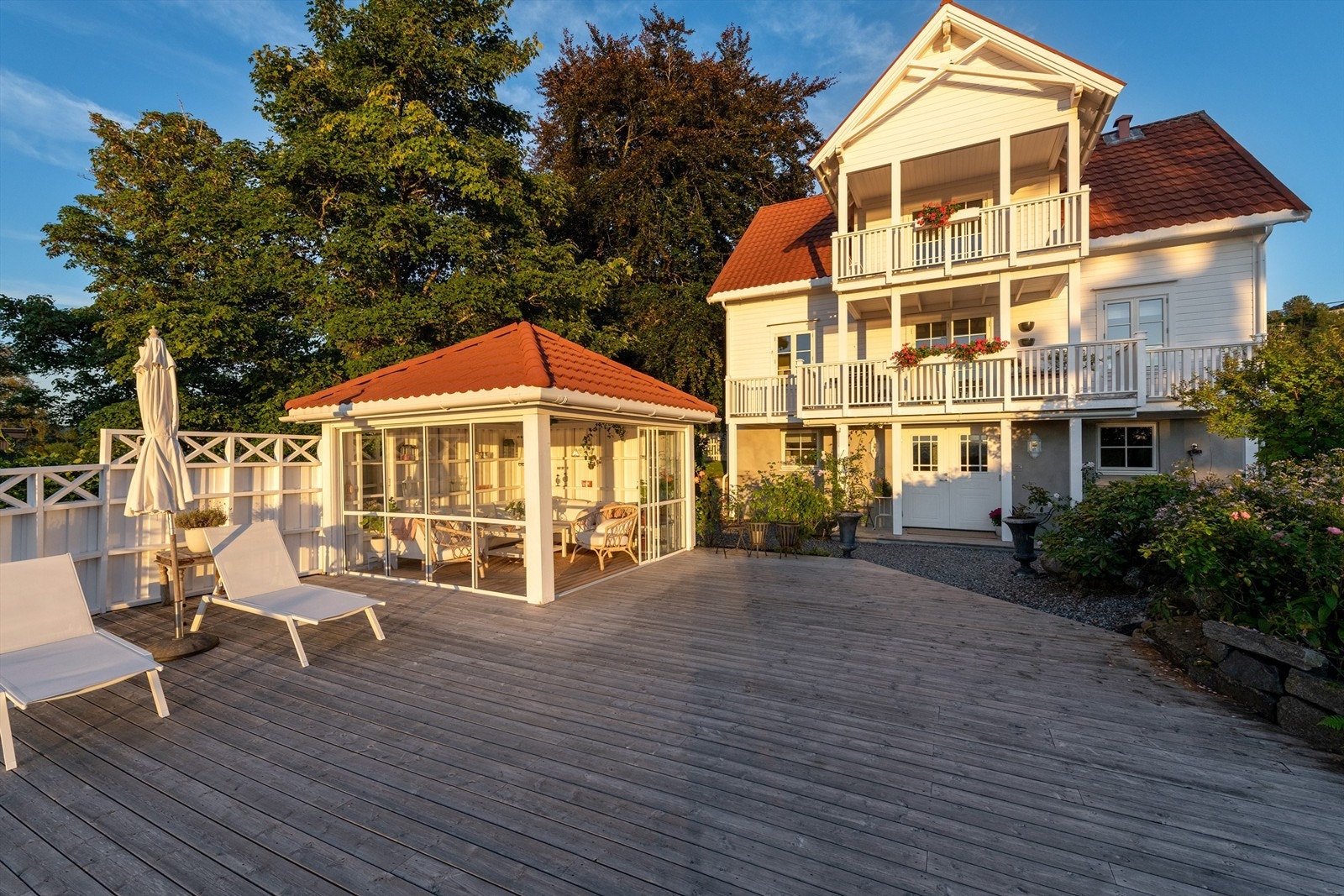 Fasade med hagestue og terrasse mot vest Galleribilde