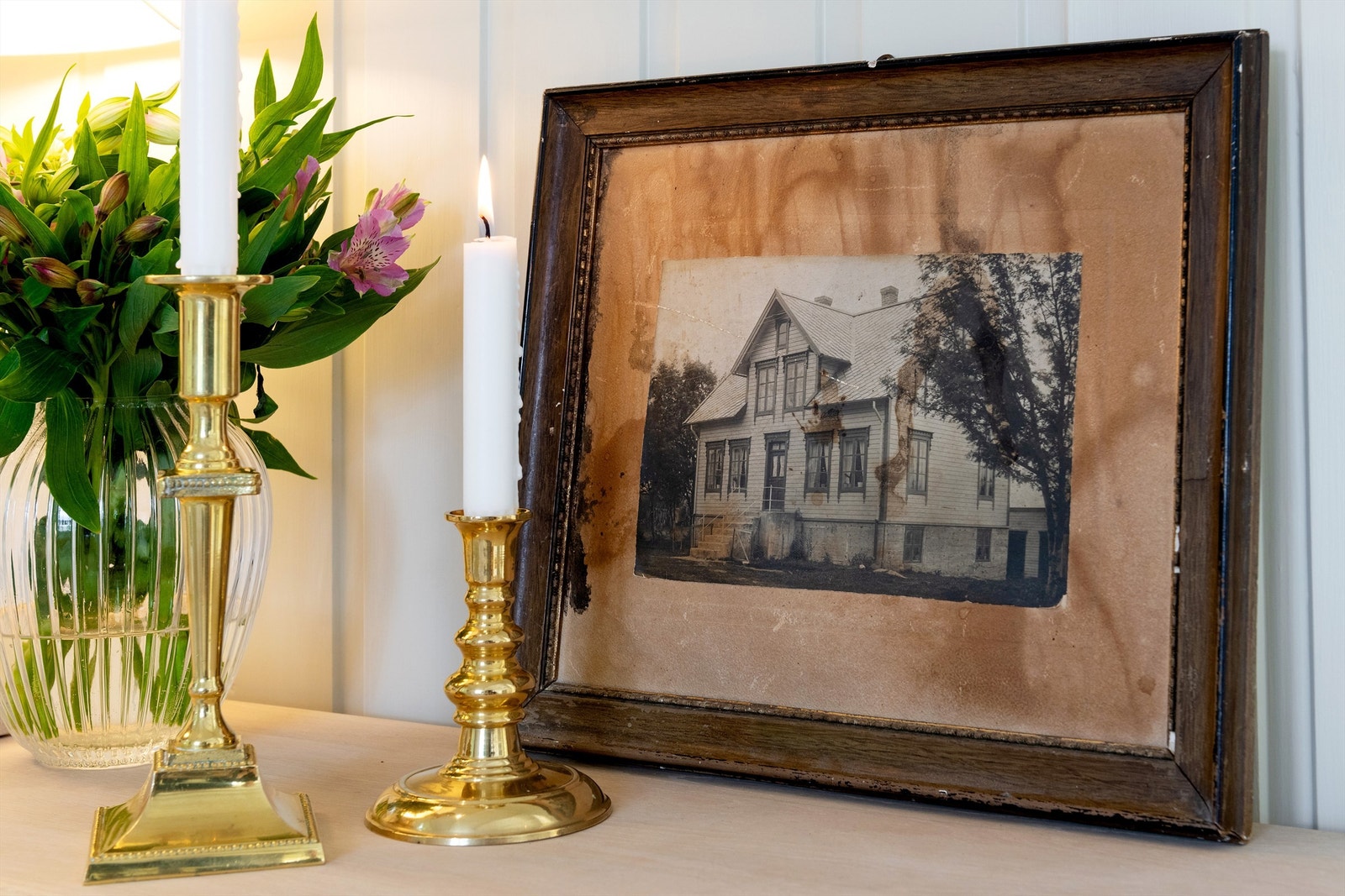 Interiørdetalj fra stuen med gammelt foto av boligen Galleribilde