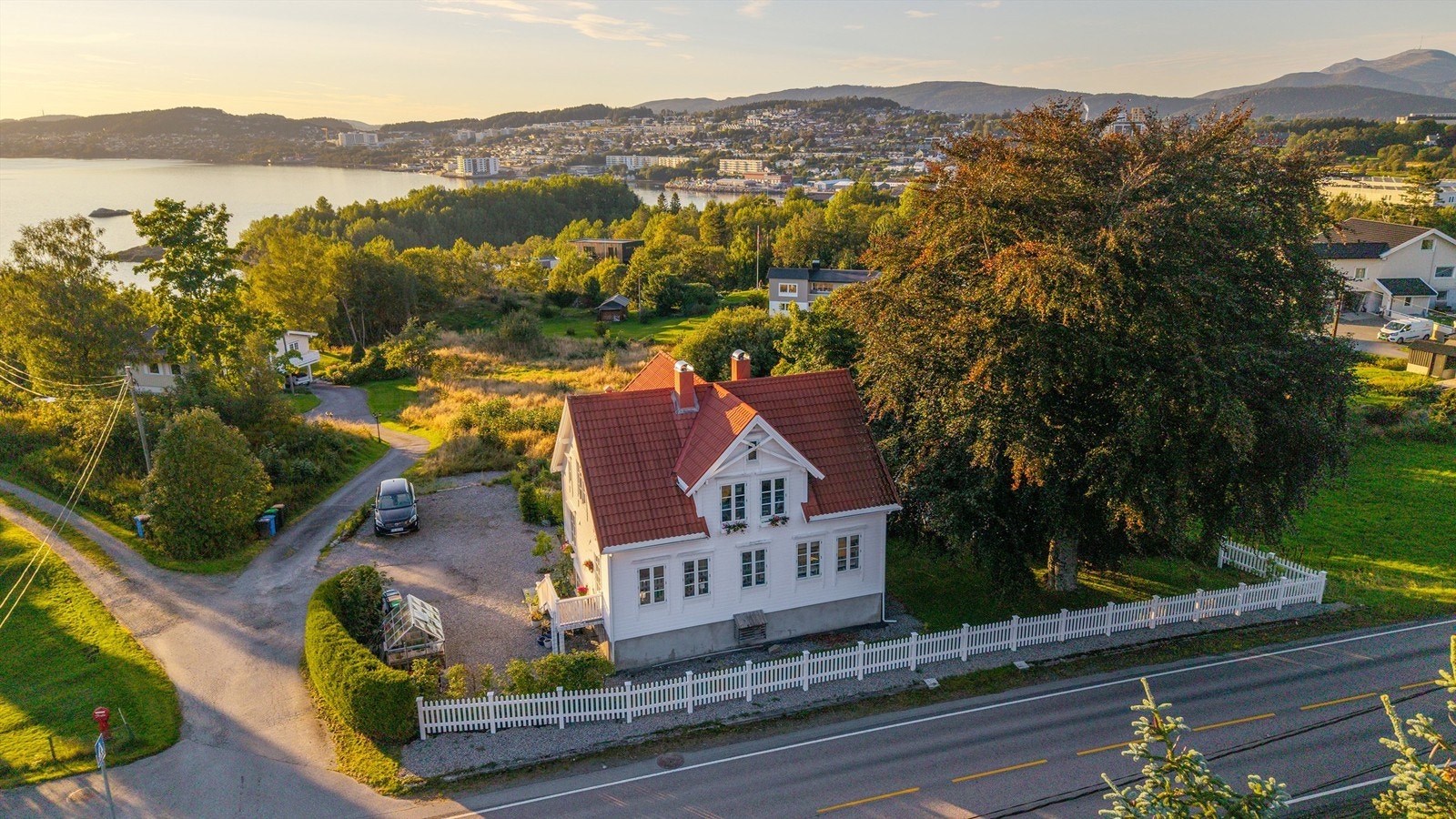 Dronebilde av eiendommen tatt fra øst mot vest mot Borgundfjorden Galleribilde