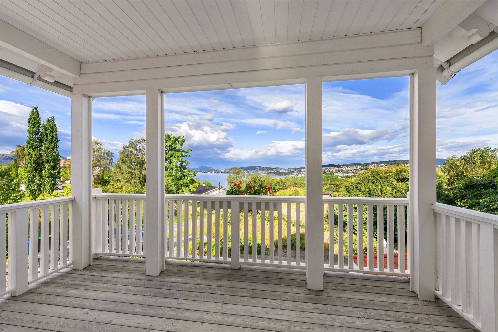 Det er utgang fra stue til overbygd veranda på ca. 18 kvm med flott utsikt vestover Galleribilde