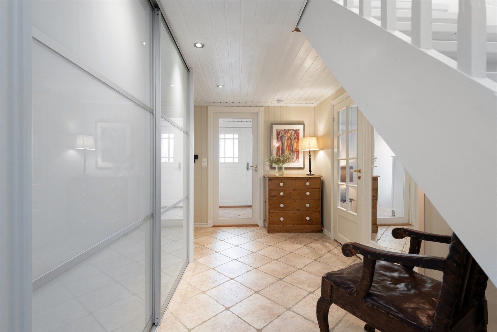 Gang/trapperom i underetasjen med skyvedørsgarderobe Galleribilde