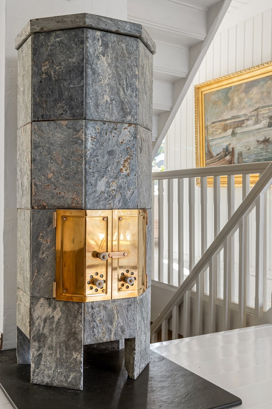 Flott lekker klebersteinsovn ved trapp i stue fra 2020 Galleribilde