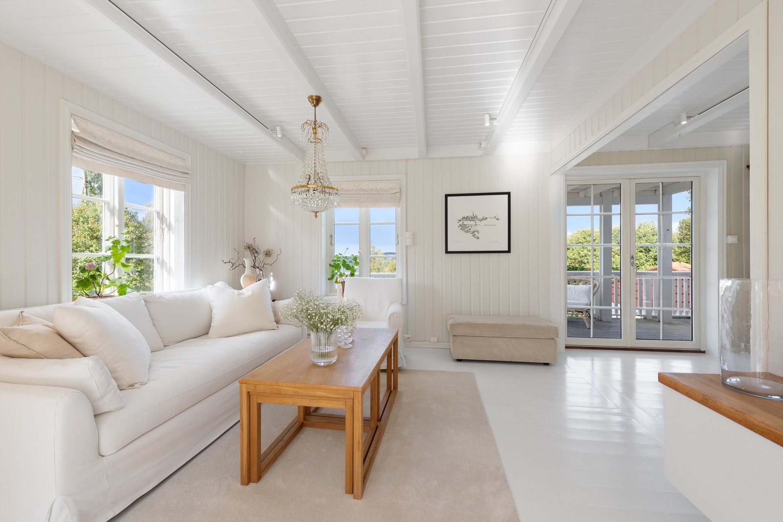 Lys og trivelig stue med gode lysforhold fra vinduer Galleribilde