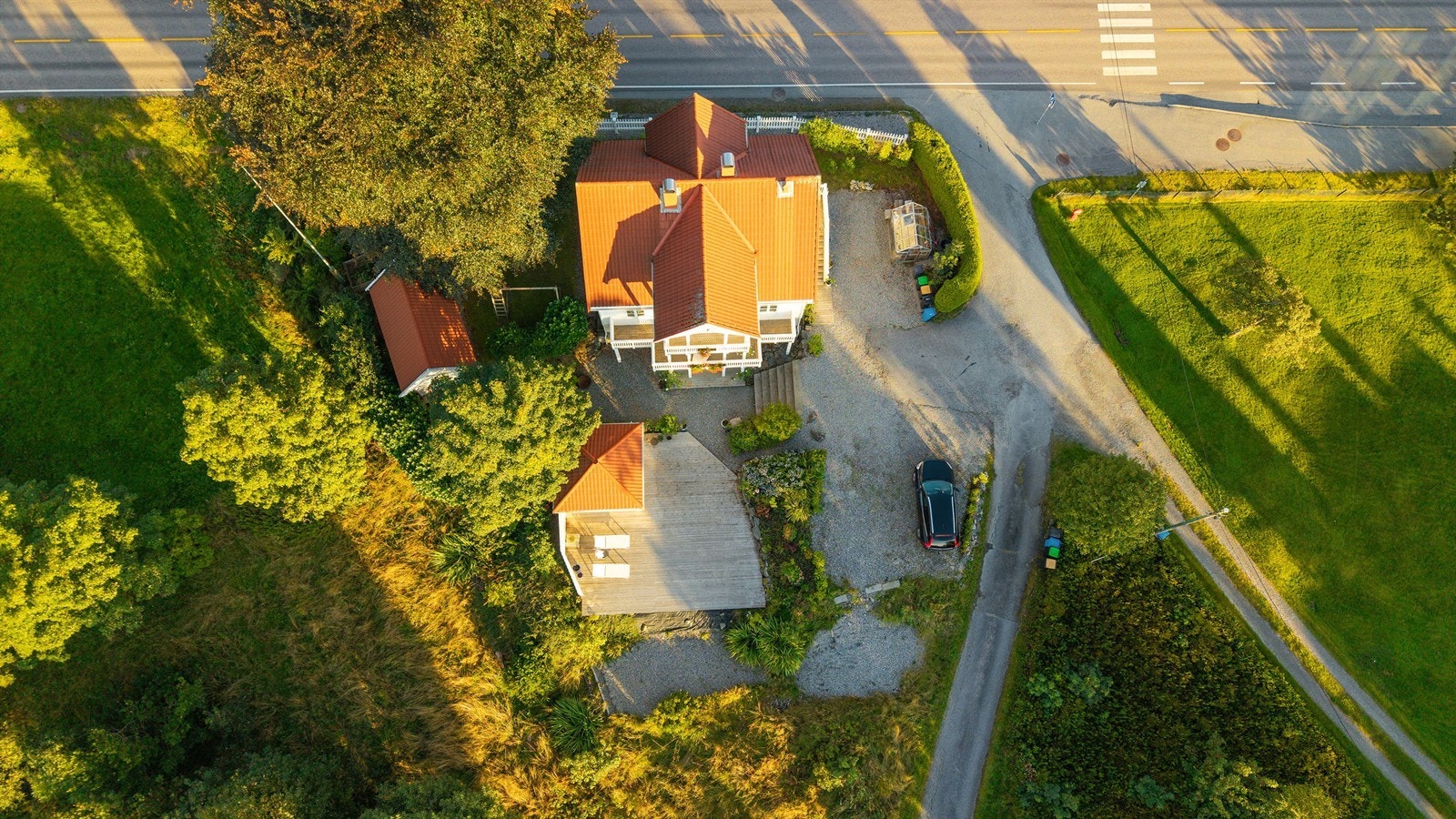 Dronebilde av eiendommen tatt fra fugleperspektiv Galleribilde