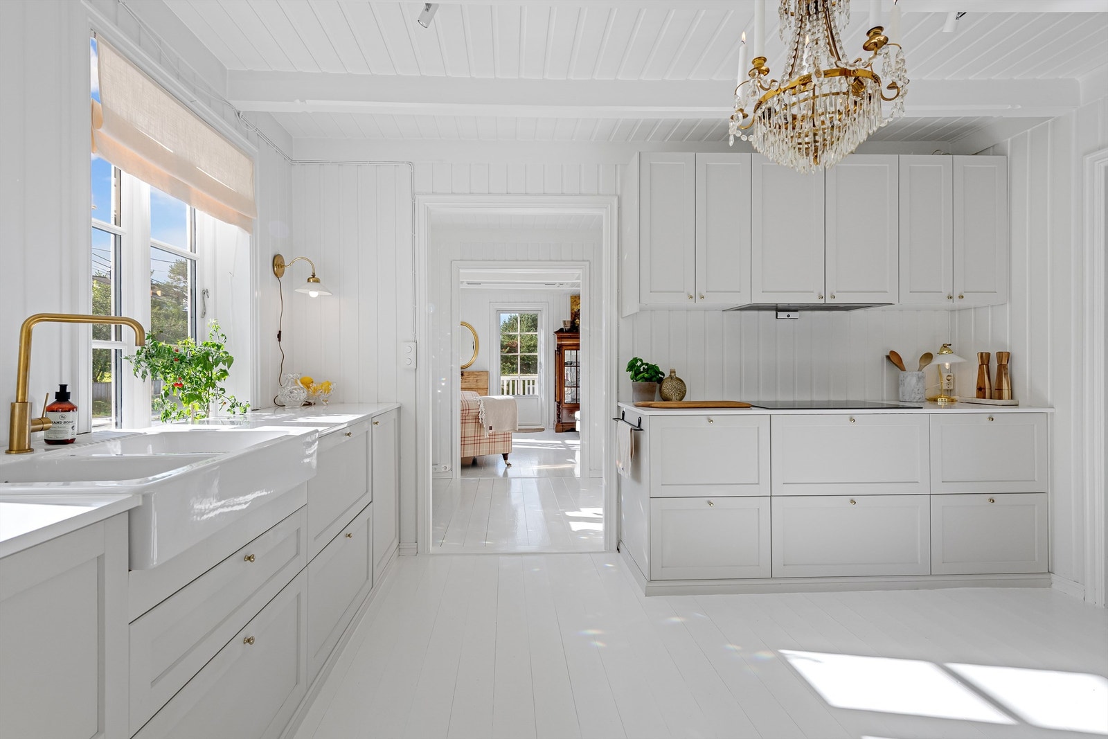 Det er integrert platetopp, stekeovn, mikrobølgeovn, oppvaskmaskin, fryseskap og kjøleskap. Det er montert waterguard lekkasjesikring. Det er kjøkkenventilator med kullfilter. Galleribilde