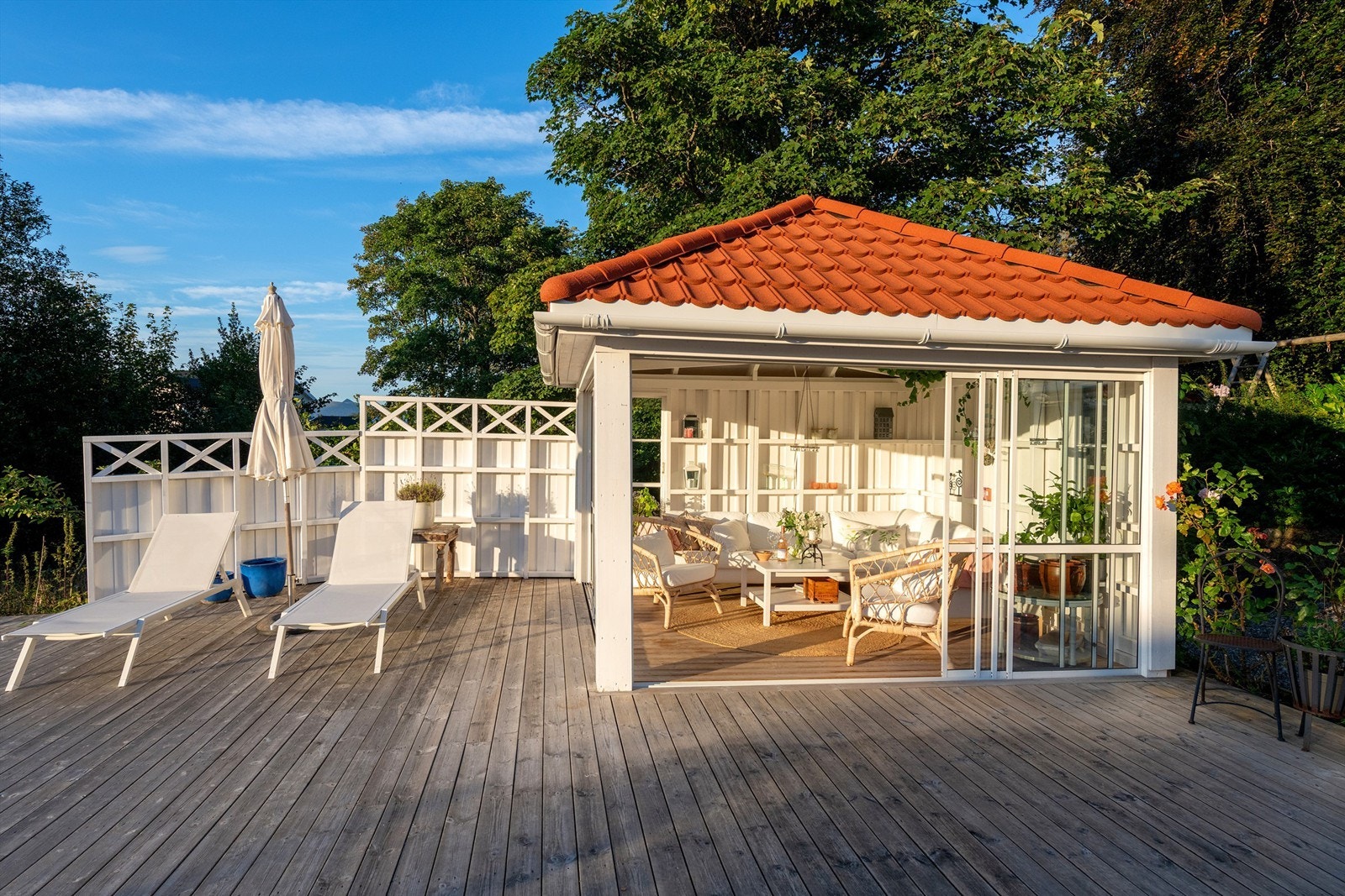 Hagestue fra 2012 oppført på stor terrasseplatting i hagen Galleribilde