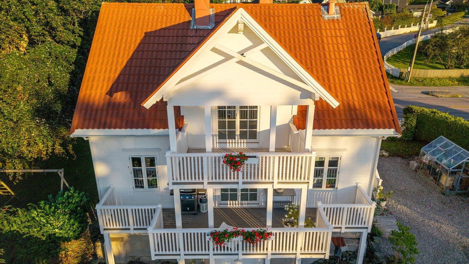 Dronefoto fasade/verandaer mot vest Galleribilde