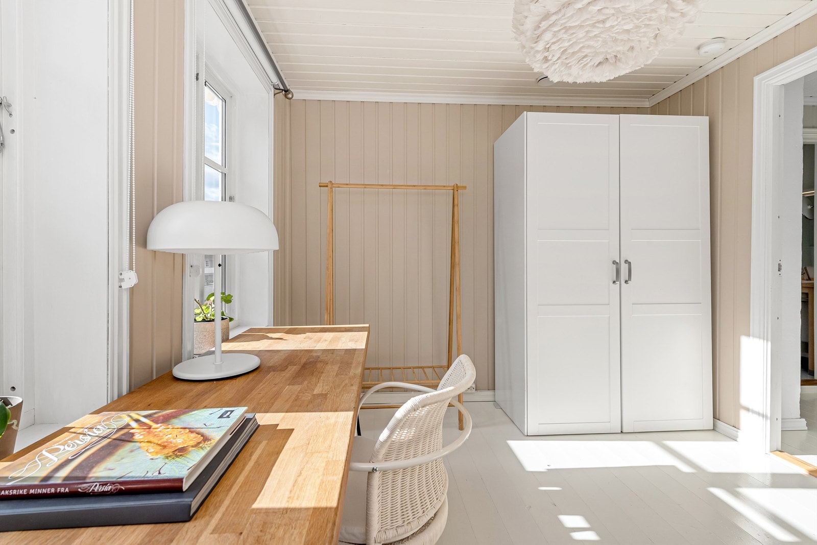 Soverom nr. 2 med frittstående garderobeskap Galleribilde