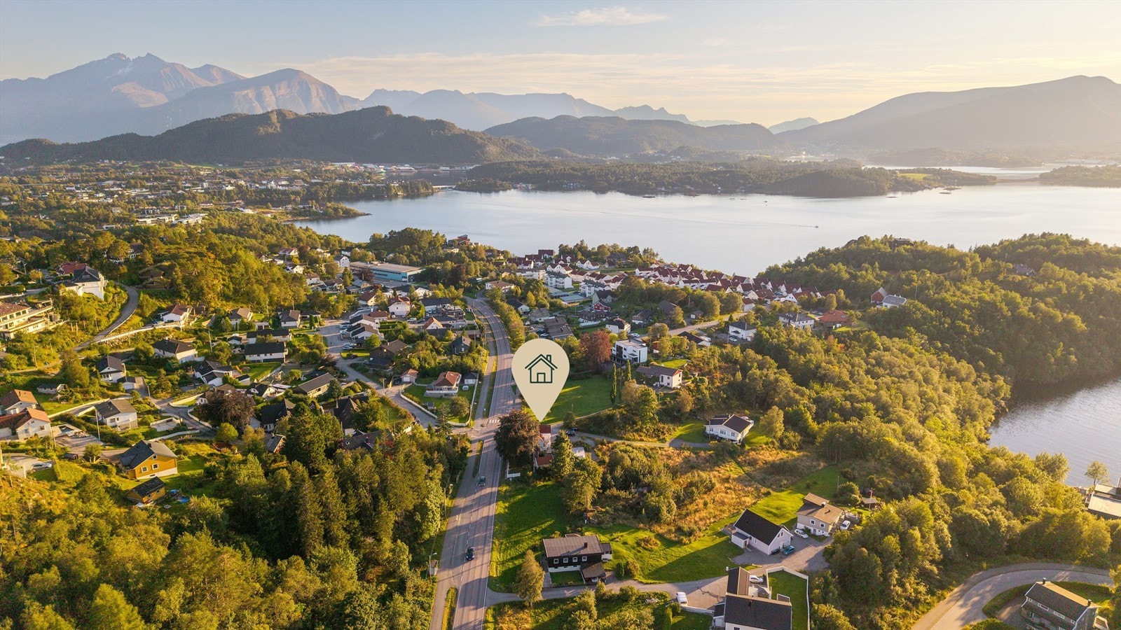 Dronebilde tatt fra nord mot syd Galleribilde