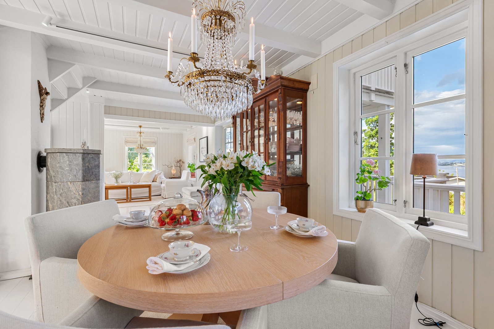 Fra spisestue mot stue - også fra spisestuen er det flott utsikt vestover Galleribilde