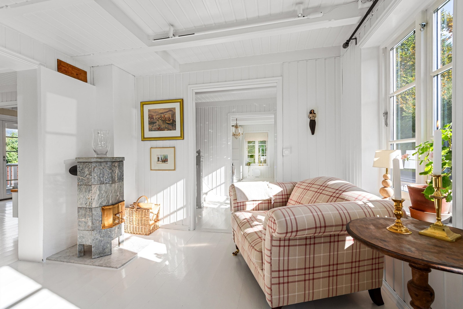 Stue med klebersteinsovn fra 2023 Galleribilde